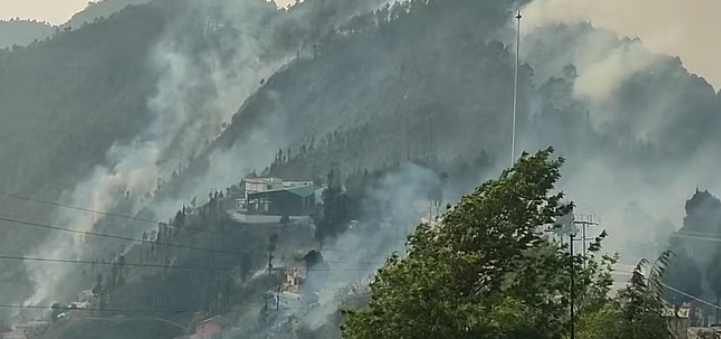 पौड़ी में खेल विभाग के हॉस्टल तक पहुंची जंगल की आग, छात्रों ने भागकर बचाई जान