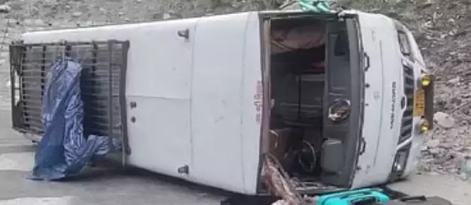 बद्रीनाथ धाम के दर्शन कर लौट रहे श्रद्धालुओं की बस अनियंत्रित होकर पलटी, मची चीख -पुकार