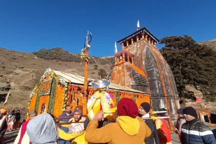 विधि-विधान से खुले द्वितीय केदार भगवान मद्महेश्वर मंदिर के कपाट, 300 से ज्यादा श्रद्धालु पहुंचे