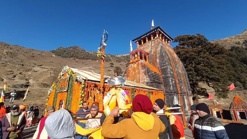 विधि-विधान से खुले द्वितीय केदार भगवान मद्महेश्वर मंदिर के कपाट, 300 से ज्यादा श्रद्धालु पहुंचे