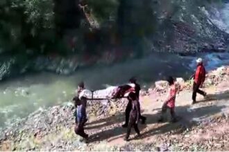 पहाड़ में स्‍वास्‍थ्‍य सेवाओं का बुरा हाल, गर्भवती को स्ट्रेचर पर 11 किमी लाए ग्रामीण, शिशु की गर्भ में मौत