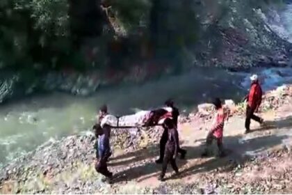 पहाड़ में स्‍वास्‍थ्‍य सेवाओं का बुरा हाल, गर्भवती को स्ट्रेचर पर 11 किमी लाए ग्रामीण, शिशु की गर्भ में मौत