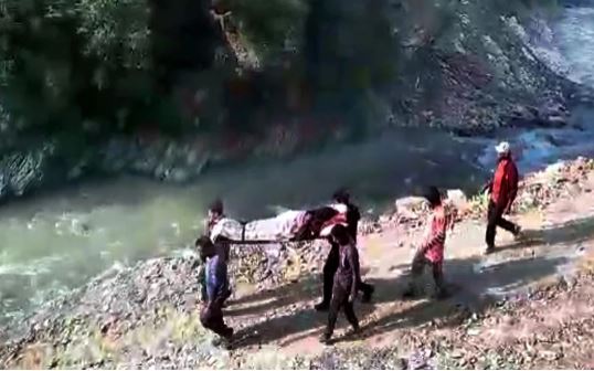 पहाड़ में स्‍वास्‍थ्‍य सेवाओं का बुरा हाल, गर्भवती को स्ट्रेचर पर 11 किमी लाए ग्रामीण, शिशु की गर्भ में मौत