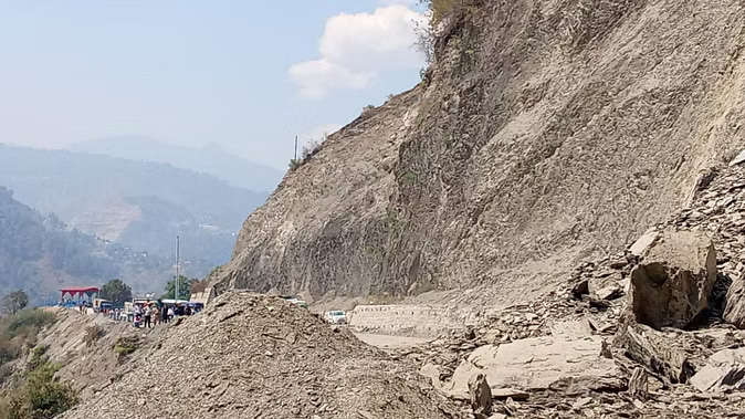 उत्तराखंड में बड़ा हादसा : डबरानी के पास चट्टान टूटने से एक की मौत, कई लोगों के दबे होने की सूचना