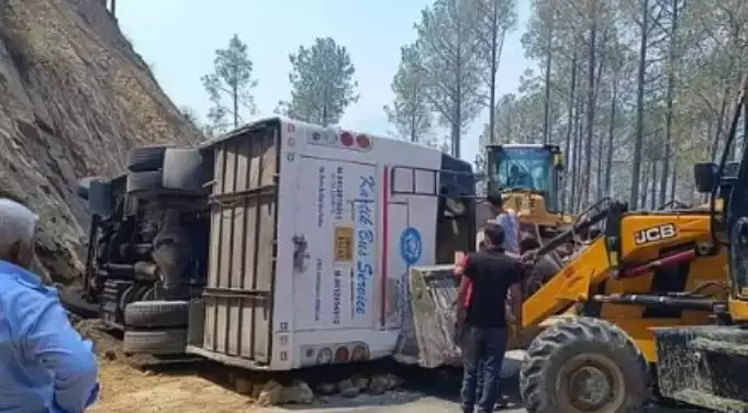 उत्तराखंड: सुबह-सुबह अनियंत्रित होकर पलटी तीर्थयात्रियों की बस , 40 तीर्थयात्री थे सवार