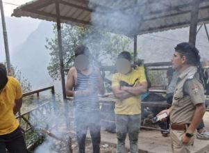 केदारनाथ धाम: फाटा में हुक्का बाजी कर रहे थे तीन युवक, पुलिस ने ऐसे सिखाया सबक