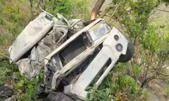 उत्तराखंड: यहां अनियंत्रित होकर खाई में गिरा पिकअप वाहन, दो की मौत, एक घायल