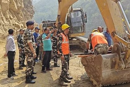 मलबा आने से पोकलैंड के साथ गहरी खाई में गिरा ऑपरेटर, मौत