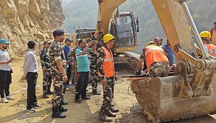 मलबा आने से पोकलैंड के साथ गहरी खाई में गिरा ऑपरेटर, मौत