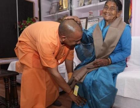 UP के मुख्यमंत्री योगी आदित्यनाथ की माँ एम्स ऋषिकेश में भर्ती