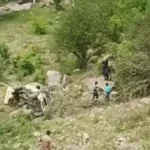 उत्तराखंड: अनियंत्रित होकर खाई में गिरा यूटिलिटी वाहन, एक की मौत, चार घायल