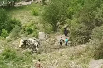 उत्तराखंड: अनियंत्रित होकर खाई में गिरा यूटिलिटी वाहन, एक की मौत, चार घायल