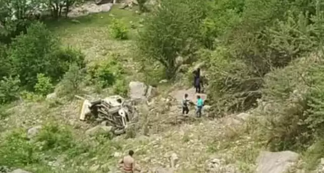 उत्तराखंड: अनियंत्रित होकर खाई में गिरा यूटिलिटी वाहन, एक की मौत, चार घायल