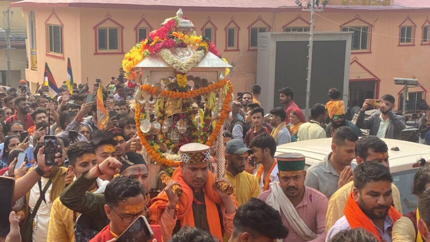 बाबा केदार की पंचमुखी डोली विश्वनाथ मंदिर गुप्तकाशी से दूसरे पड़ाव फाटा को हुई प्रस्थान