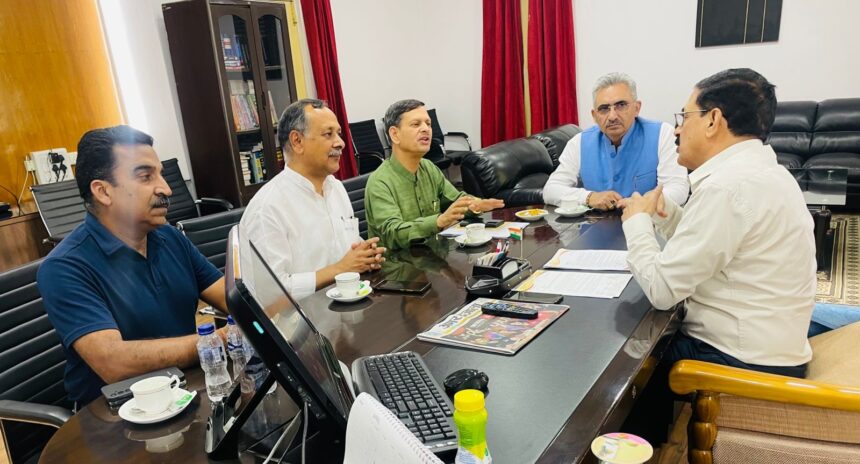 मुख्य राज्य निर्वाचन आयुक्त को निकाय चुनाव के इस संबंध में सौपा गया ज्ञापन