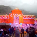श्री बदरीनाथ धाम कपाट खुलने से पूर्व मंदिर को भव्य रूप से सजाया गया फूलों से