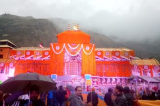श्री बदरीनाथ धाम कपाट खुलने से पूर्व मंदिर को भव्य रूप से सजाया गया फूलों से
