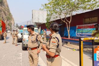 बिना पंजीकरण यात्रा कर रहे यात्री वाहनों की केदारनाथ धाम जाने वाले मार्ग पर एंट्री रहेगी बन्द, पुलिस द्वारा किये जा रहे हैं पंजीकरण चेक