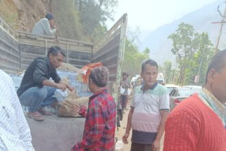 केदारनाथ यात्रा मार्ग में जाम में फंसे यात्रियों को जिला प्रशासन की ओर से वितरित किए गए 2500 फूड पैकेट एवं पानी की बोतलें