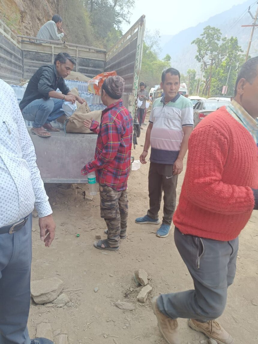 केदारनाथ यात्रा मार्ग में जाम में फंसे यात्रियों को जिला प्रशासन की ओर से वितरित किए गए 2500 फूड पैकेट एवं पानी की बोतलें