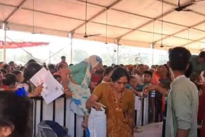 चारधाम यात्रा: हरिद्वार में पंजीकरण को लेकर हंगामा, यात्रियों ने बैरिकेडिंग पार कर गिराए काउंटर