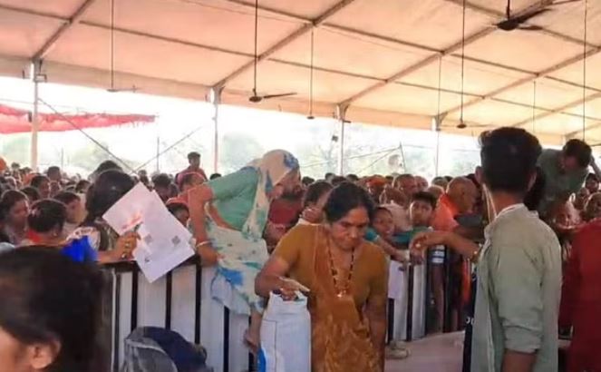 चारधाम यात्रा: हरिद्वार में पंजीकरण को लेकर हंगामा, यात्रियों ने बैरिकेडिंग पार कर गिराए काउंटर