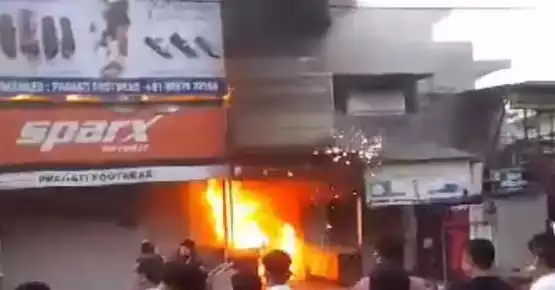 देहरादून: यहां पर्दे की दुकान में लगी भीषण आग, मची अफरा-तफरी