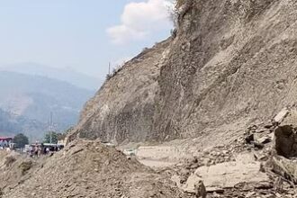 गंगोत्री हाईवे के पास डबरानी में टूटी चट्टान, कई लोगों के दबे होने की सूचना