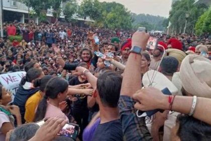 मोबाइल के बाहर भी हैं वाट्सएप विश्वविद्यालय