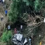 उत्तराखंड में दर्दनाक हादसा: यहां गहरी खाई में गिरी कार, पति-पत्नी और बेटी की मौत, बेटा घायल
