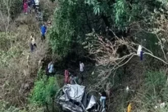 उत्तराखंड में दर्दनाक हादसा: यहां गहरी खाई में गिरी कार, पति-पत्नी और बेटी की मौत, बेटा घायल