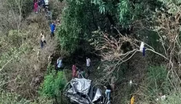 उत्तराखंड में दर्दनाक हादसा: यहां गहरी खाई में गिरी कार, पति-पत्नी और बेटी की मौत, बेटा घायल