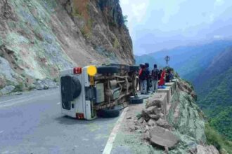 बद्रीनाथ दर्शन के लिए जा रहा वाहन हुआ हादसे का शिकार, तीन यात्री घायल