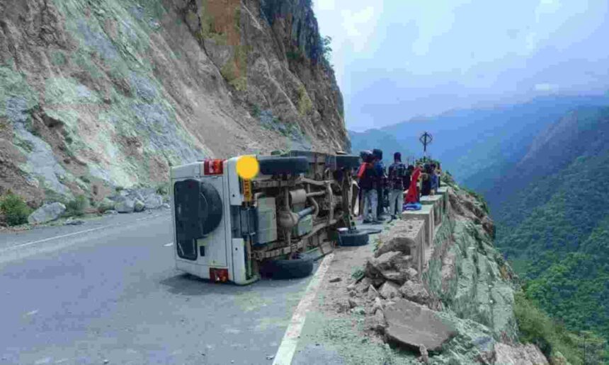 बद्रीनाथ दर्शन के लिए जा रहा वाहन हुआ हादसे का शिकार, तीन यात्री घायल
