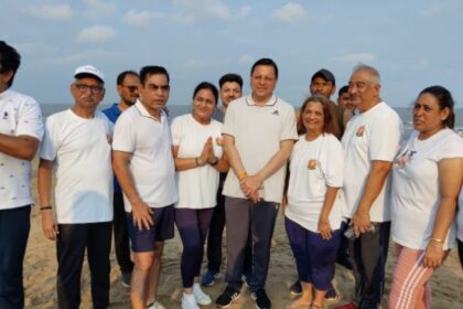 मुंबई पहुंचे मुख्यमंत्री पुष्कर सिंह धामी ने जुहू बीच में की सुबह की सैर 