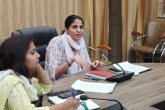 जिलाधिकारी ने पानी की बर्बादी रोकने के लिए कार्रवाई करने के दिए निर्देश