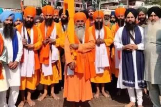 हेमकुंड साहिब पहुंचा श्रद्धालुओं का पहला जत्था, जयकारों के बीच खुले धाम के कपाट