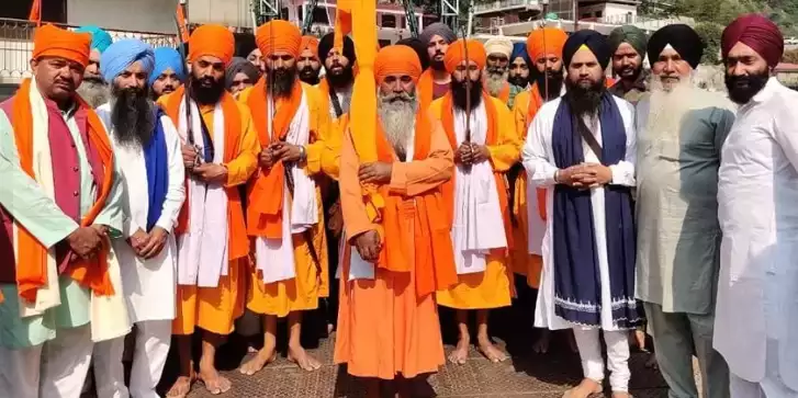 हेमकुंड साहिब पहुंचा श्रद्धालुओं का पहला जत्था, जयकारों के बीच खुले धाम के कपाट