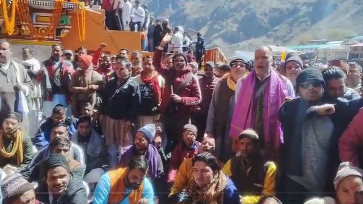 बदरीनाथ धाम में VIP कल्चर खत्म करने की मांग, तीर्थ पुरोहितों ने किया विरोध प्रदर्शन