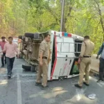 कालाढूंगी मार्ग पर पर्यटकों से भरा टेंपो ट्रैवलर सड़क में पलटा, कई लोग घायल