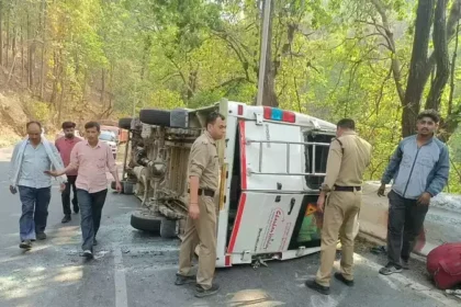कालाढूंगी मार्ग पर पर्यटकों से भरा टेंपो ट्रैवलर सड़क में पलटा, कई लोग घायल