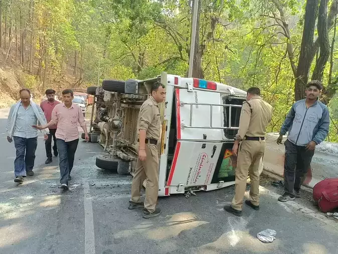 कालाढूंगी मार्ग पर पर्यटकों से भरा टेंपो ट्रैवलर सड़क में पलटा, कई लोग घायल