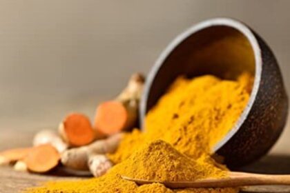 हल्दी को सीधे चेहरे पर लगाना सही होता है या नहीं? जानें ये कैसे करती है असर