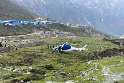 केदारनाथ धाम में हेलिकॉप्टर पायलट की सूझबूझ से टला बड़ा हादसा, लैंडिंग के बाद यात्रियों ने ली राहत भरी सांस  