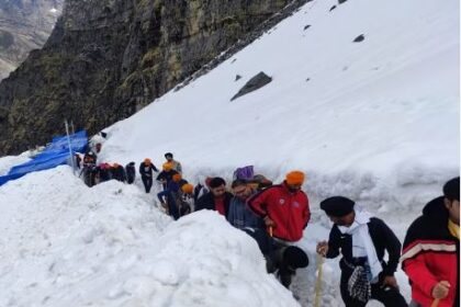 हेमकुंड साहिब- बर्फीले रास्ते पर एक दूसरे का हाथ पकड़कर आगे बढ़ रहे श्रद्धालु, एसडीआरएफ और सेना के जवान हो रहे मददगार साबित 