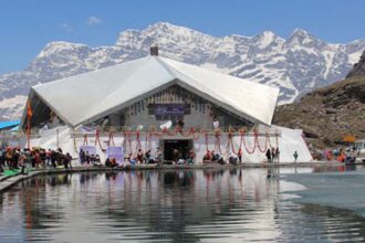 आज विधि- विधान के साथ श्रद्धालुओं के लिए खोले गए हेमकुंड साहिब के कपाट