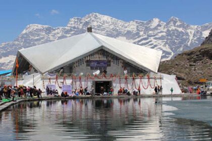 आज विधि- विधान के साथ श्रद्धालुओं के लिए खोले गए हेमकुंड साहिब के कपाट