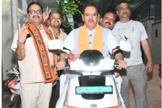 दिल्ली की गलियों में दुपहिया वाहन पर प्रचार के लिए निकले कैबिनेट मंत्री गणेश जोशी