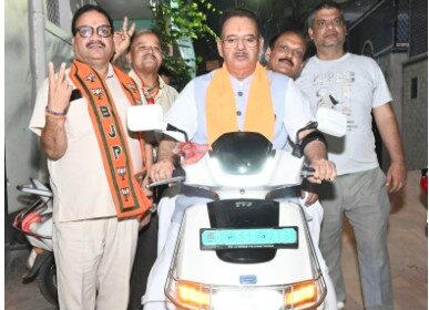 दिल्ली की गलियों में दुपहिया वाहन पर प्रचार के लिए निकले कैबिनेट मंत्री गणेश जोशी