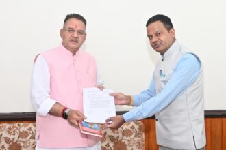 कैबिनेट मंत्री गणेश जोशी से मुलाकात करते कुमाऊँ विश्वविद्यालय शिक्षक सघं के अध्यक्ष ललित तिवारी